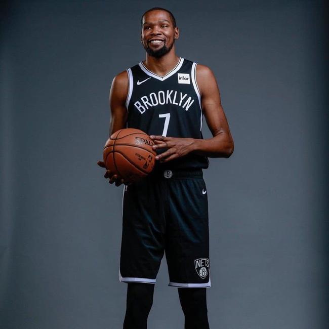 他的首个执 他的首个执